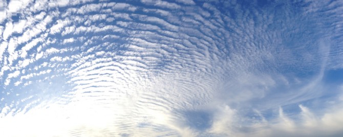 雲　旋回するように